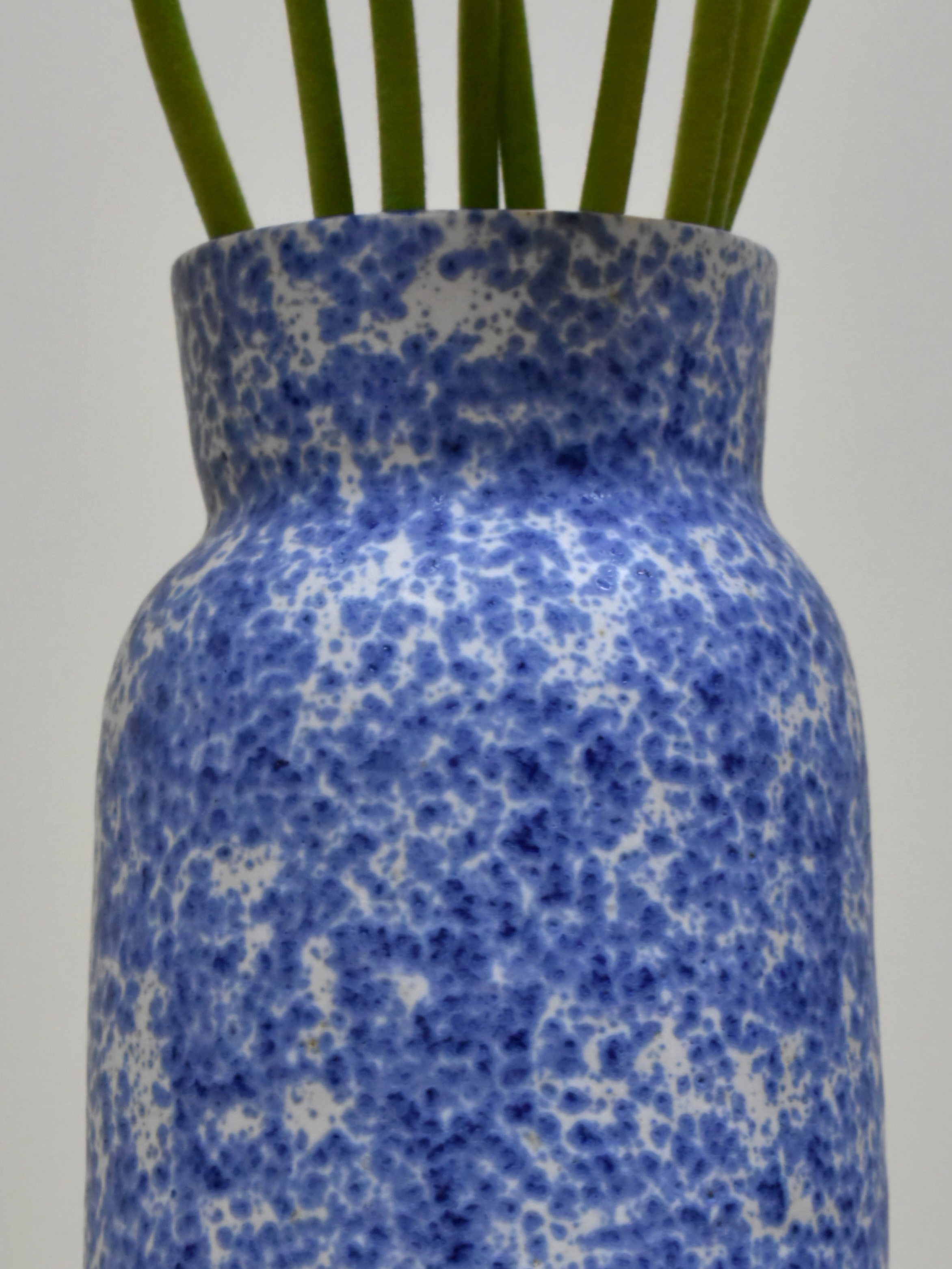 White and Blue splatter vase - Image 2